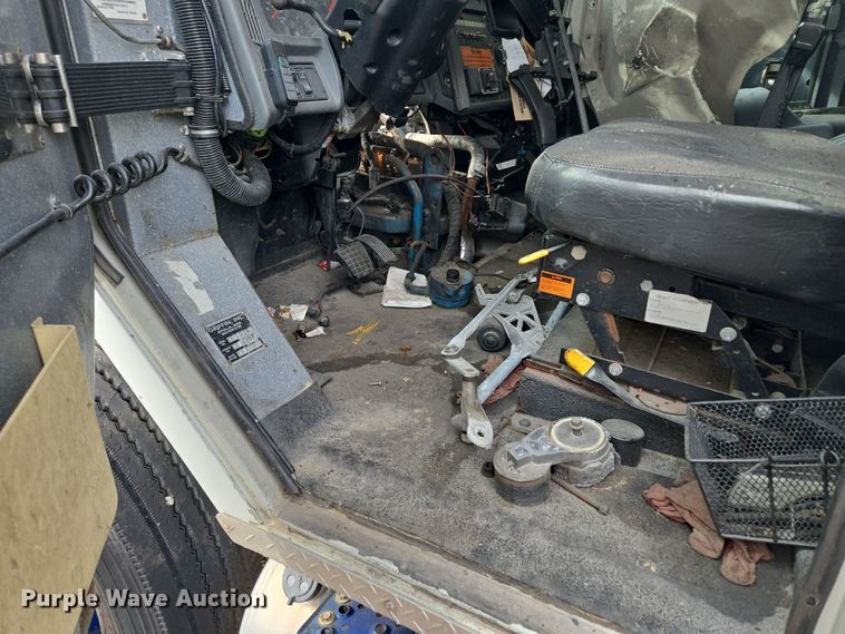 image for item EE8552 2005 International  4300  armored truck 