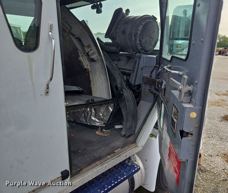 image for item EE8552 2005 International  4300  armored truck 