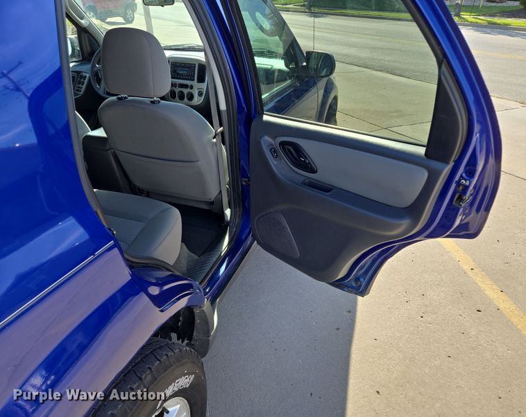 image for item EE8556 2006 Ford Escape XLT SUV