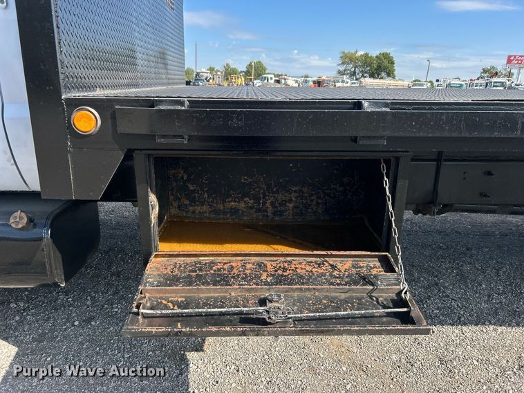 image for item EG1065 2007 Ford F650 Super Duty  flatbed truck