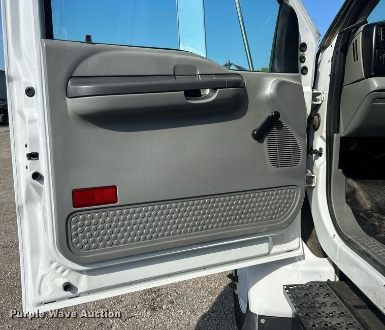 image for item EG1065 2007 Ford F650 Super Duty  flatbed truck