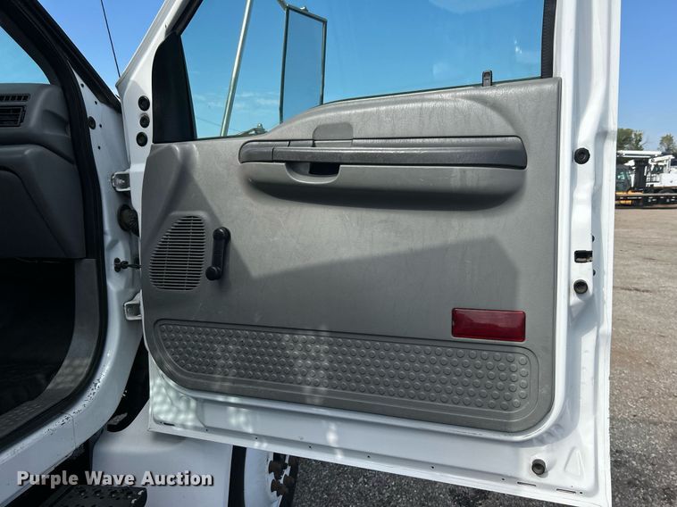 image for item EG1065 2007 Ford F650 Super Duty  flatbed truck