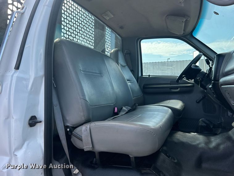 image for item EG1065 2007 Ford F650 Super Duty  flatbed truck