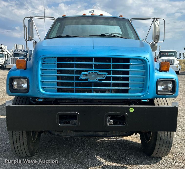 image for item EG1147 2000 Chevrolet  C7500 propane delivery truck