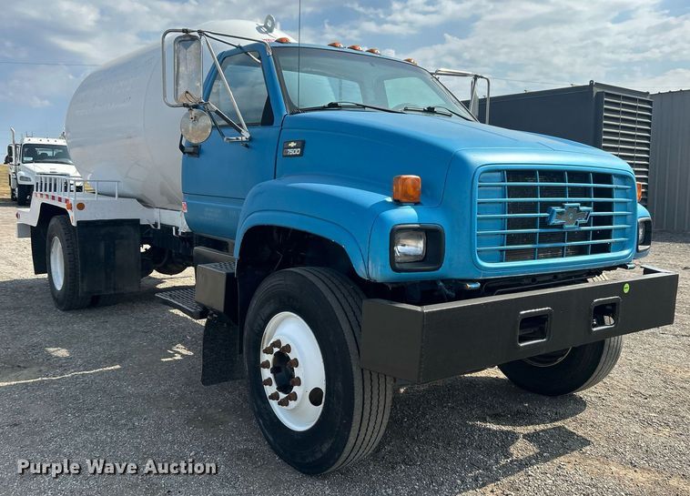 image for item EG1147 2000 Chevrolet  C7500 propane delivery truck