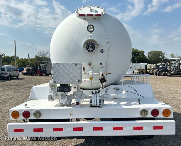 image for item EG1147 2000 Chevrolet  C7500 propane delivery truck