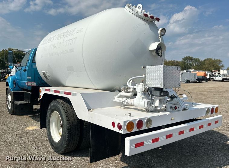 image for item EG1147 2000 Chevrolet  C7500 propane delivery truck