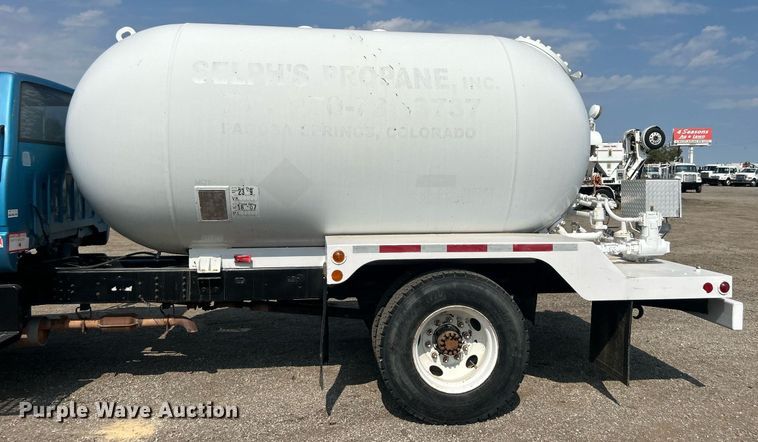 image for item EG1147 2000 Chevrolet  C7500 propane delivery truck