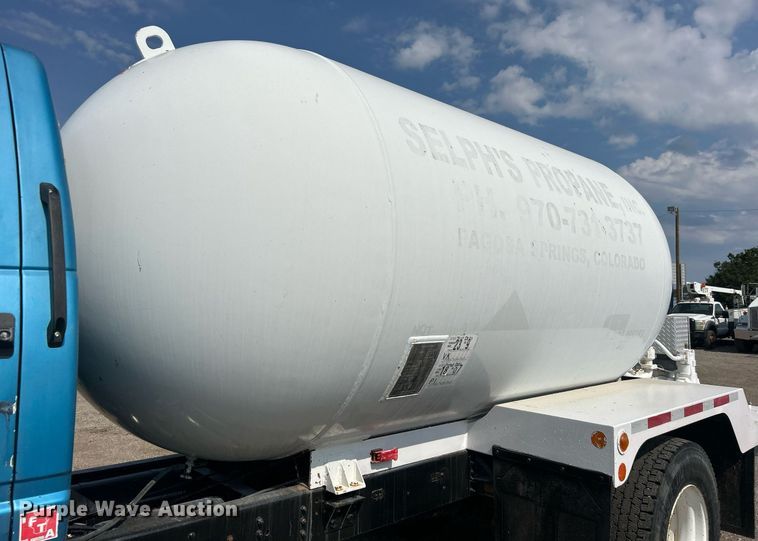 image for item EG1147 2000 Chevrolet  C7500 propane delivery truck