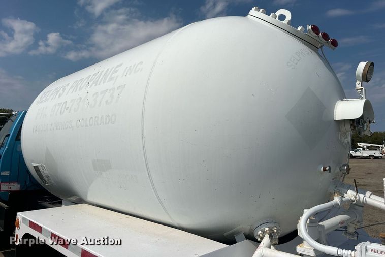 image for item EG1147 2000 Chevrolet  C7500 propane delivery truck