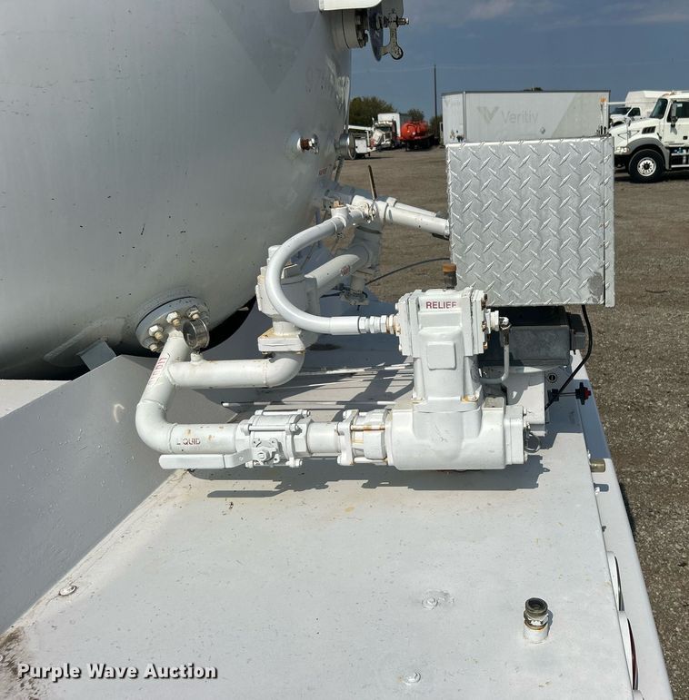 image for item EG1147 2000 Chevrolet  C7500 propane delivery truck