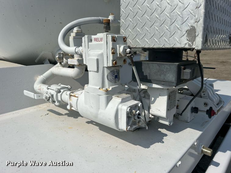 image for item EG1147 2000 Chevrolet  C7500 propane delivery truck