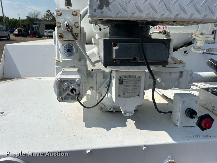 image for item EG1147 2000 Chevrolet  C7500 propane delivery truck