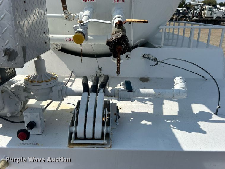 image for item EG1147 2000 Chevrolet  C7500 propane delivery truck