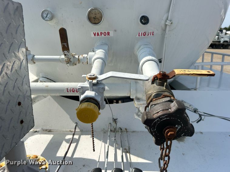 image for item EG1147 2000 Chevrolet  C7500 propane delivery truck