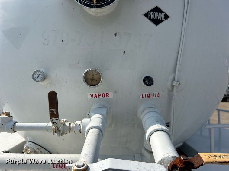 image for item EG1147 2000 Chevrolet  C7500 propane delivery truck