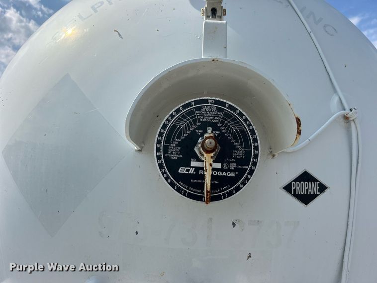 image for item EG1147 2000 Chevrolet  C7500 propane delivery truck