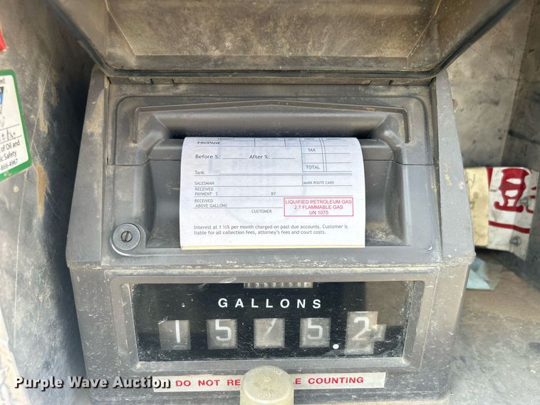 image for item EG1147 2000 Chevrolet  C7500 propane delivery truck