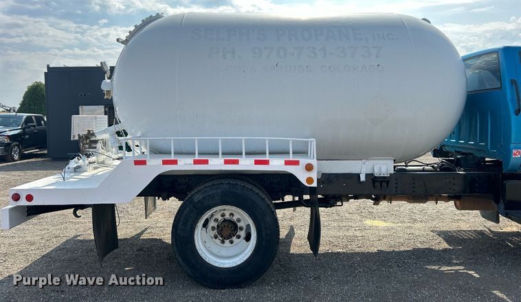 image for item EG1147 2000 Chevrolet  C7500 propane delivery truck