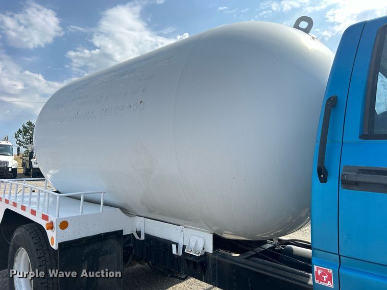 image for item EG1147 2000 Chevrolet  C7500 propane delivery truck