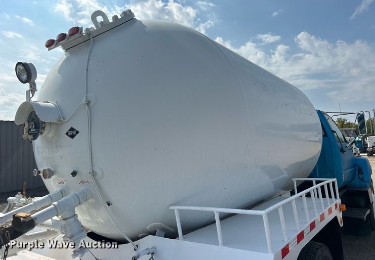 image for item EG1147 2000 Chevrolet  C7500 propane delivery truck