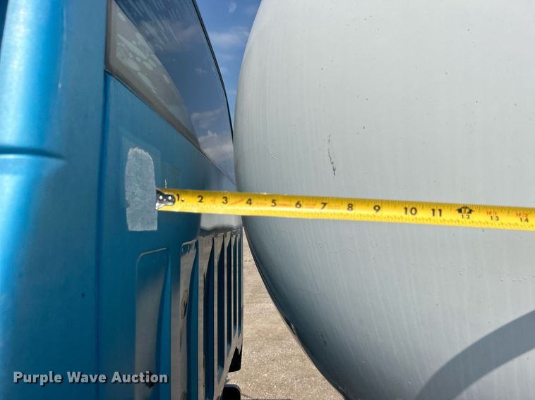 image for item EG1147 2000 Chevrolet  C7500 propane delivery truck