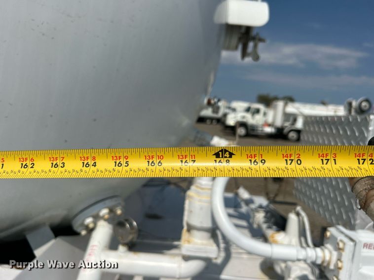 image for item EG1147 2000 Chevrolet  C7500 propane delivery truck