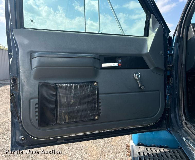 image for item EG1147 2000 Chevrolet  C7500 propane delivery truck