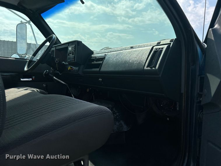 image for item EG1147 2000 Chevrolet  C7500 propane delivery truck