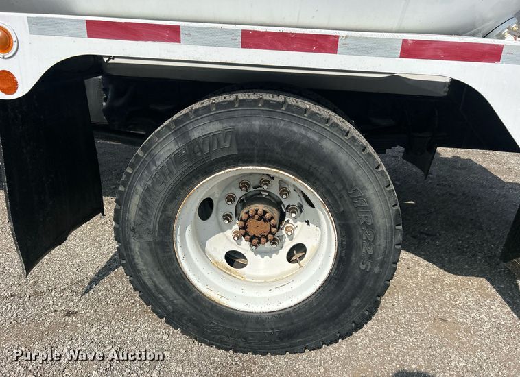 image for item EG1147 2000 Chevrolet  C7500 propane delivery truck