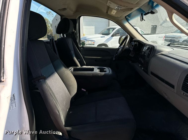 image for item EG6792 2010 Chevrolet Silverado 1500 pickup truck