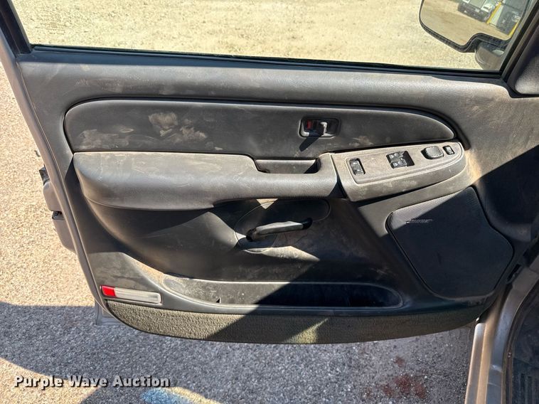 image for item EJ3105 2004 GMC Sierra 1500 Ext. Cab pickup truck