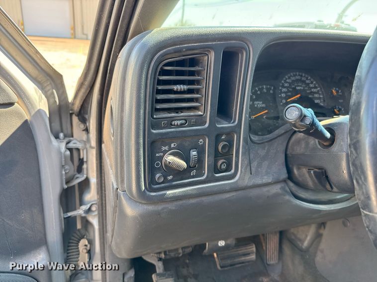 image for item EJ3105 2004 GMC Sierra 1500 Ext. Cab pickup truck