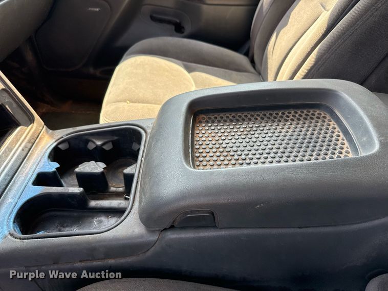 image for item EJ3105 2004 GMC Sierra 1500 Ext. Cab pickup truck