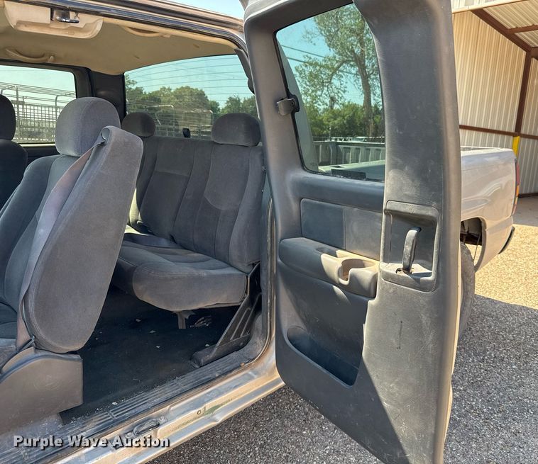 image for item EJ3105 2004 GMC Sierra 1500 Ext. Cab pickup truck