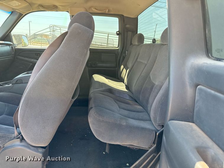 image for item EJ3105 2004 GMC Sierra 1500 Ext. Cab pickup truck