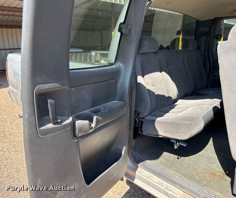 image for item EJ3105 2004 GMC Sierra 1500 Ext. Cab pickup truck