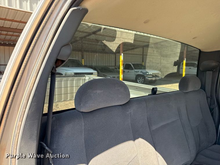 image for item EJ3105 2004 GMC Sierra 1500 Ext. Cab pickup truck