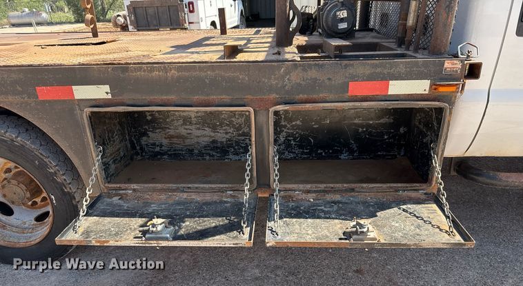 image for item EJ3106 2013 Ford F550 Crew Cab flatbed truck