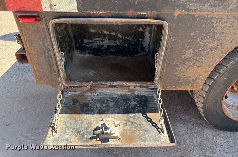 image for item EJ3106 2013 Ford F550 Crew Cab flatbed truck