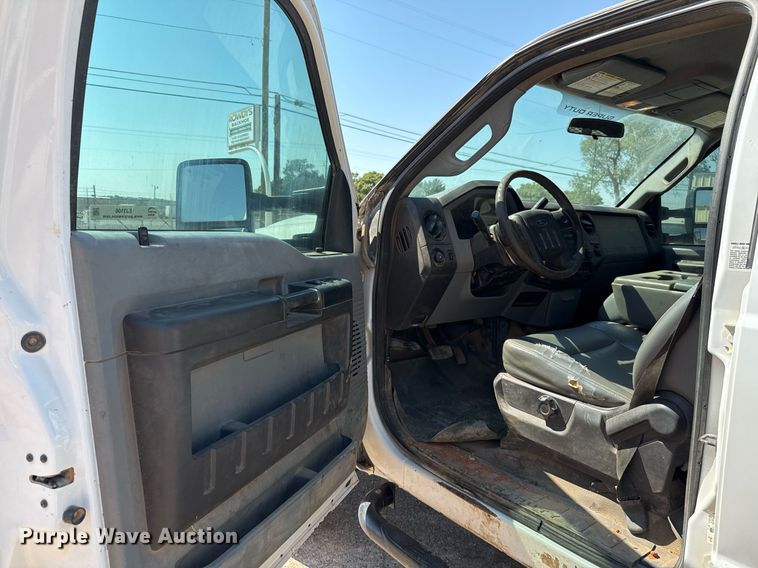 image for item EJ3106 2013 Ford F550 Crew Cab flatbed truck