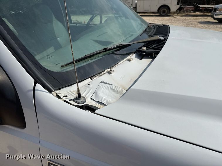 image for item EJ3116 2005 Ford F550 Super Duty XL flatbed truck