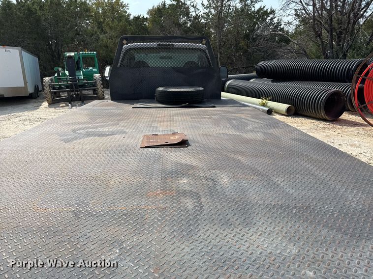 image for item EJ3116 2005 Ford F550 Super Duty XL flatbed truck