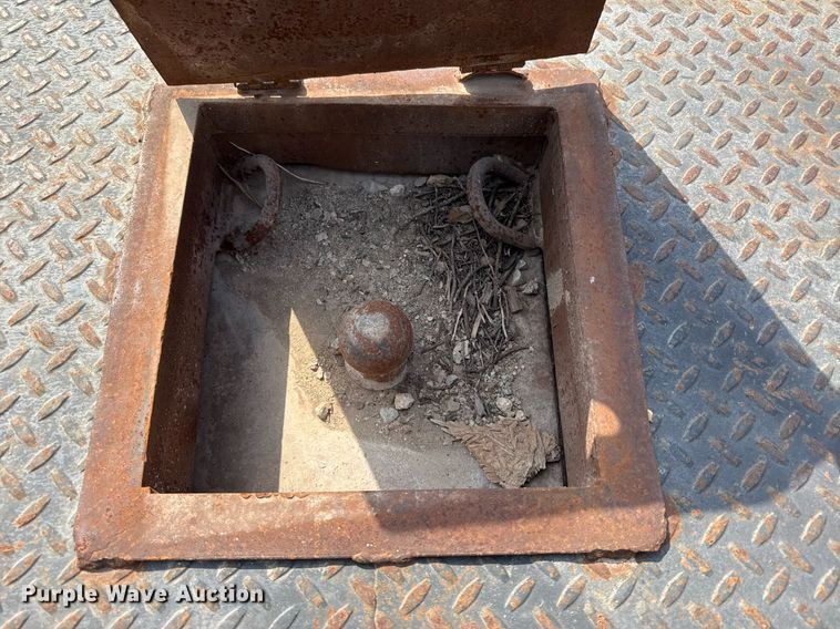 image for item EJ3116 2005 Ford F550 Super Duty XL flatbed truck