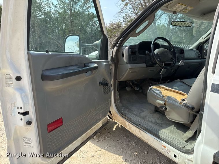 image for item EJ3116 2005 Ford F550 Super Duty XL flatbed truck