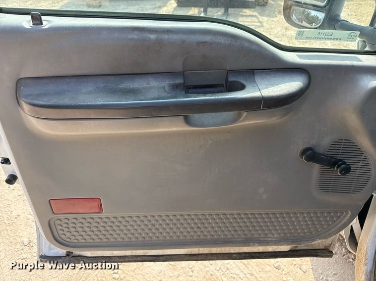 image for item EJ3116 2005 Ford F550 Super Duty XL flatbed truck