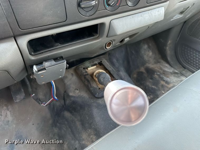 image for item EJ3116 2005 Ford F550 Super Duty XL flatbed truck