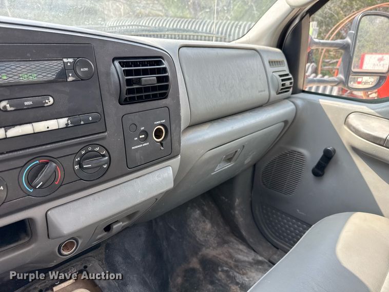 image for item EJ3116 2005 Ford F550 Super Duty XL flatbed truck