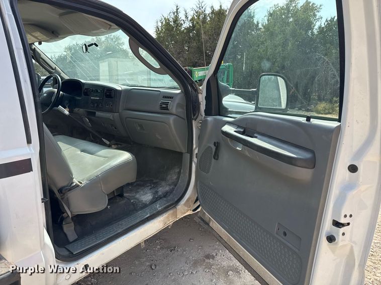 image for item EJ3116 2005 Ford F550 Super Duty XL flatbed truck