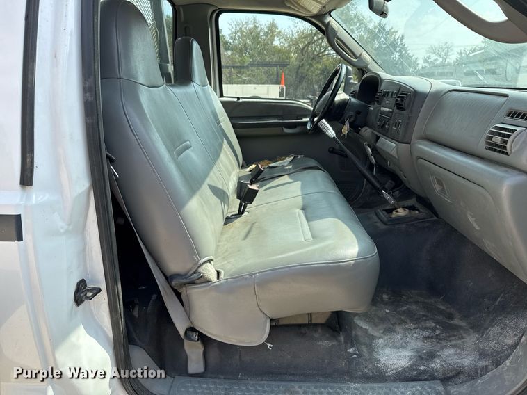 image for item EJ3116 2005 Ford F550 Super Duty XL flatbed truck